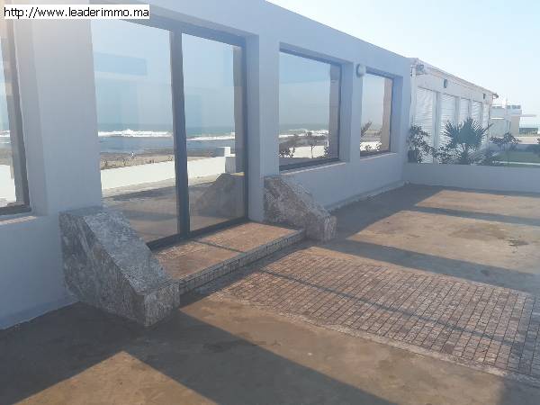 Location villa pied dans l'eau.