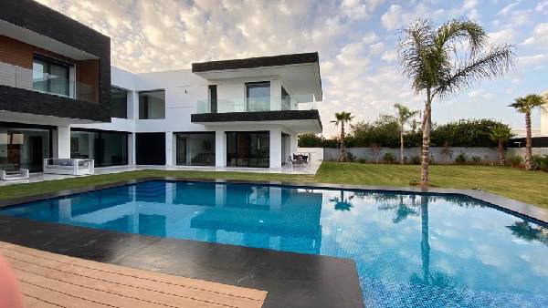 Luxueuse Villa d'Exception avec Prestations Haut de Gamme à Souissi, Rabat